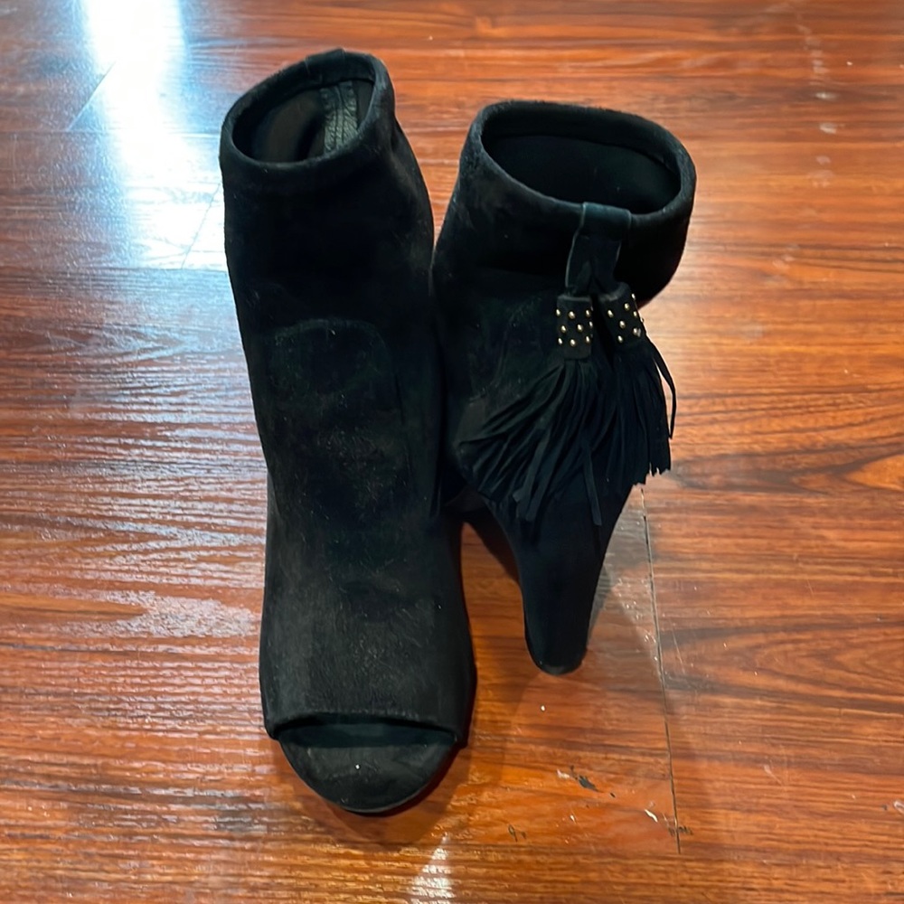 Black Vince Camuto booties